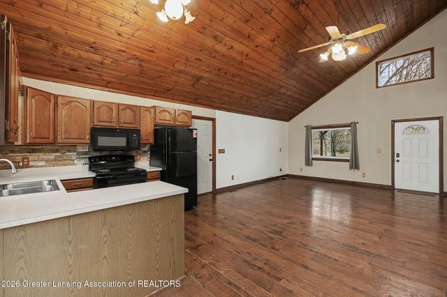 3161 Island Highway, Charlotte, MI 48813