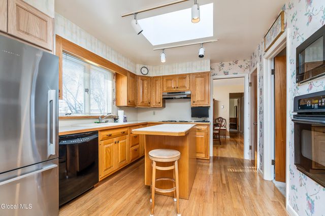 25 Gingerbread Lane, Albany, NY 12208