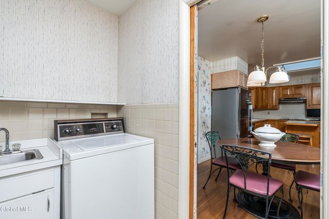 25 Gingerbread Lane, Albany, NY 12208