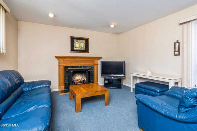 25 Gingerbread Lane, Albany, NY 12208