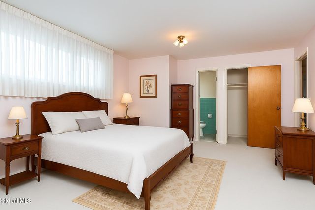 25 Gingerbread Lane, Albany, NY 12208