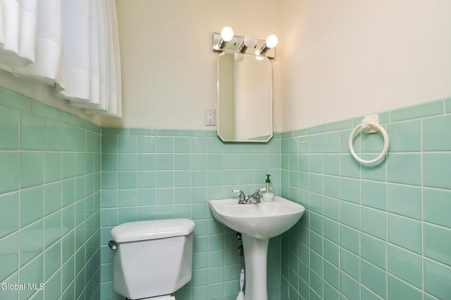 25 Gingerbread Lane, Albany, NY 12208