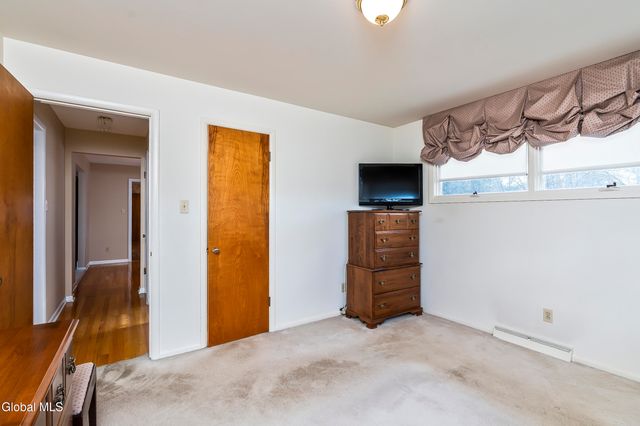 25 Gingerbread Lane, Albany, NY 12208