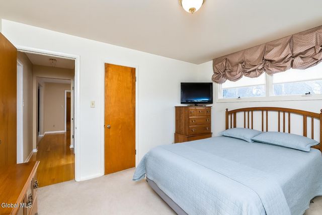 25 Gingerbread Lane, Albany, NY 12208