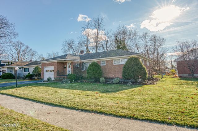 25 Gingerbread Lane, Albany, NY 12208