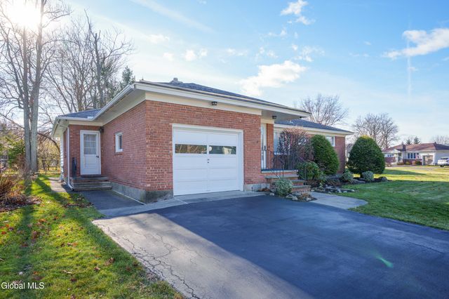 25 Gingerbread Lane, Albany, NY 12208