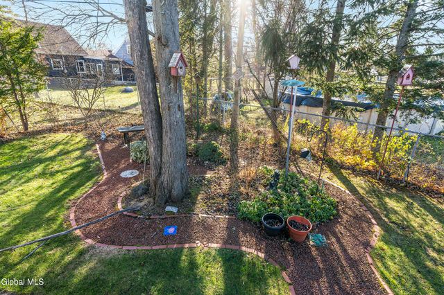 25 Gingerbread Lane, Albany, NY 12208