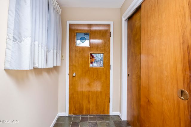 25 Gingerbread Lane, Albany, NY 12208