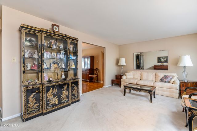 25 Gingerbread Lane, Albany, NY 12208