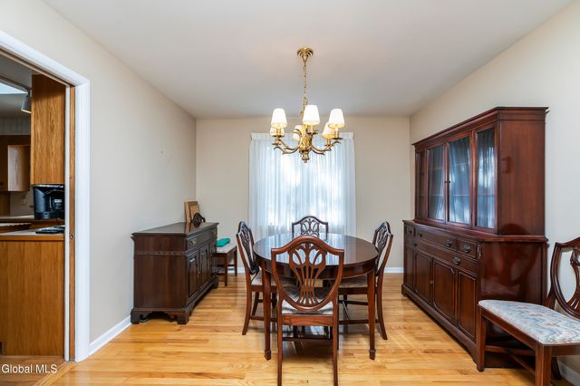 25 Gingerbread Lane, Albany, NY 12208