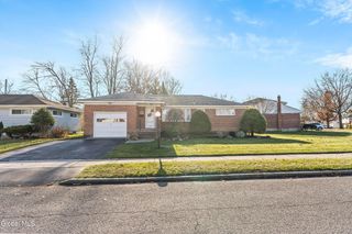 25 Gingerbread Lane, Albany, NY 12208