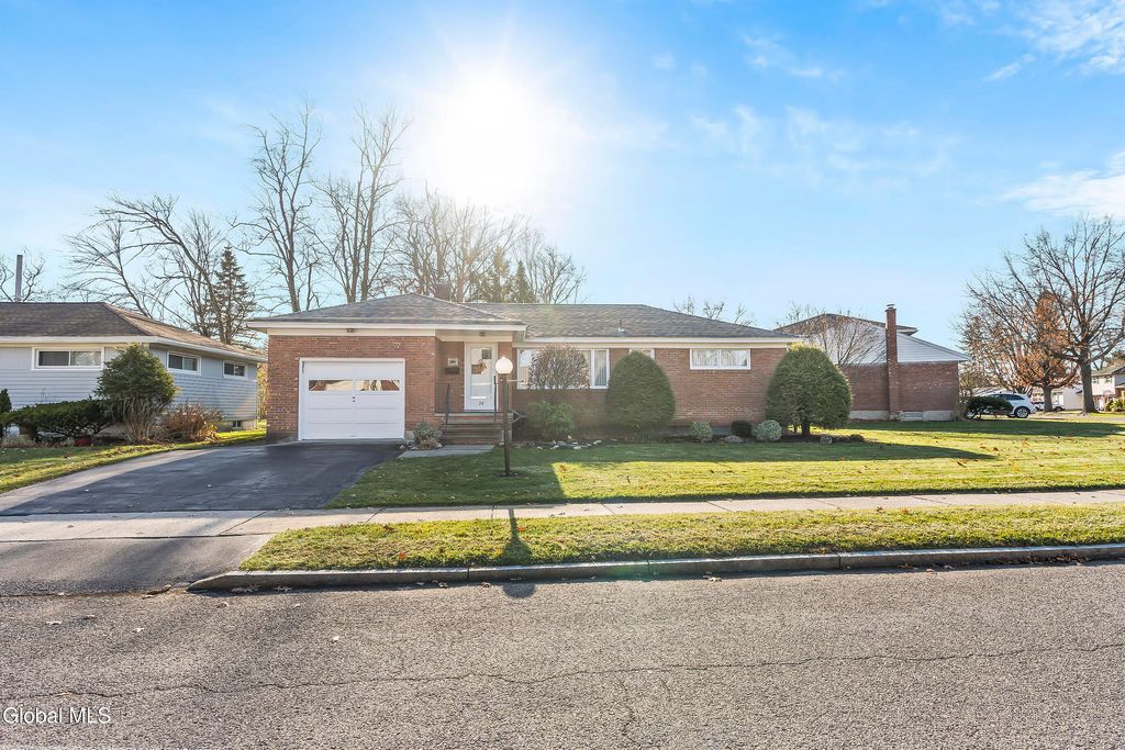 25 Gingerbread Lane, Albany, NY 12208