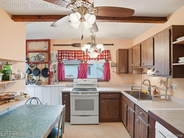 203 Lincoln Street, Chelsea, MI 48118