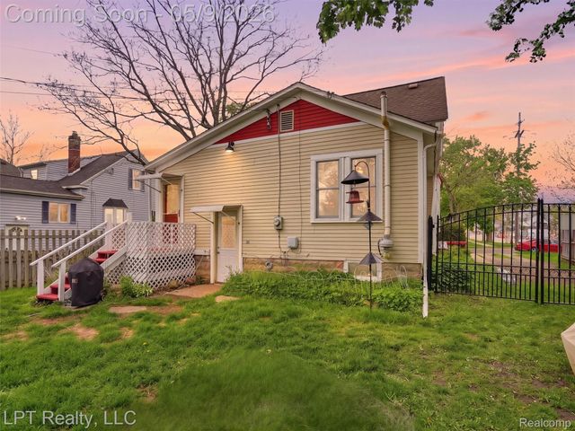 203 Lincoln Street, Chelsea, MI 48118