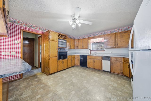 19549 S 250 Road, Okmulgee, OK 74447