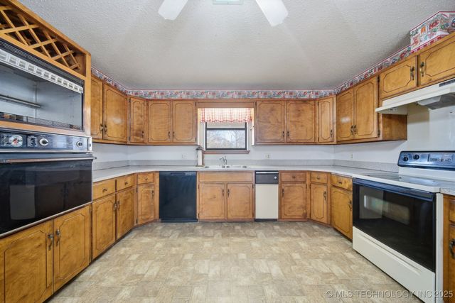 19549 S 250 Road, Okmulgee, OK 74447