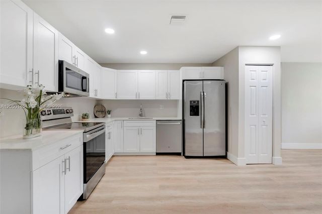 702 NW 18th Street 12, Fort Lauderdale, FL 33311