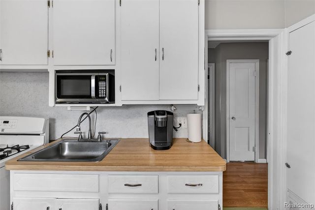 4140 Syracuse Street, Dearborn Heights, MI 48125