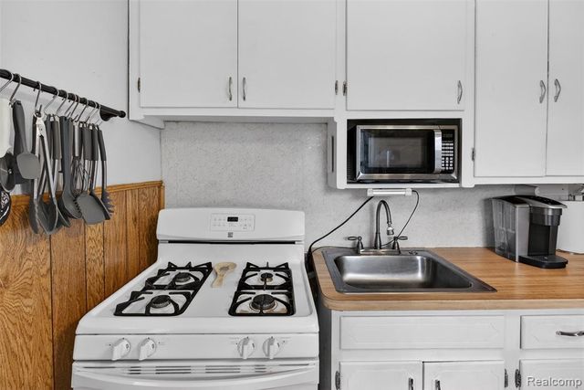 4140 Syracuse Street, Dearborn Heights, MI 48125