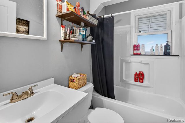 4140 Syracuse Street, Dearborn Heights, MI 48125