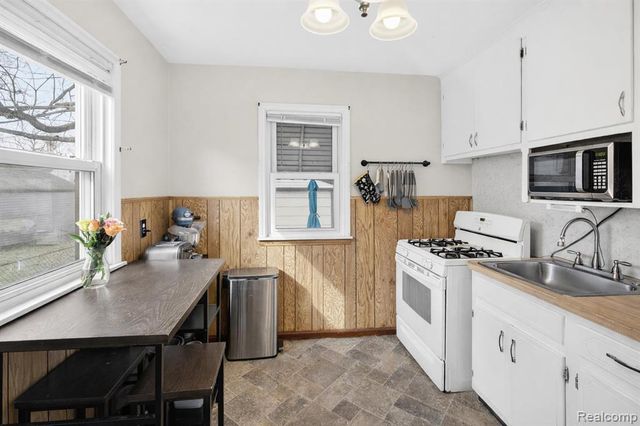 4140 Syracuse Street, Dearborn Heights, MI 48125