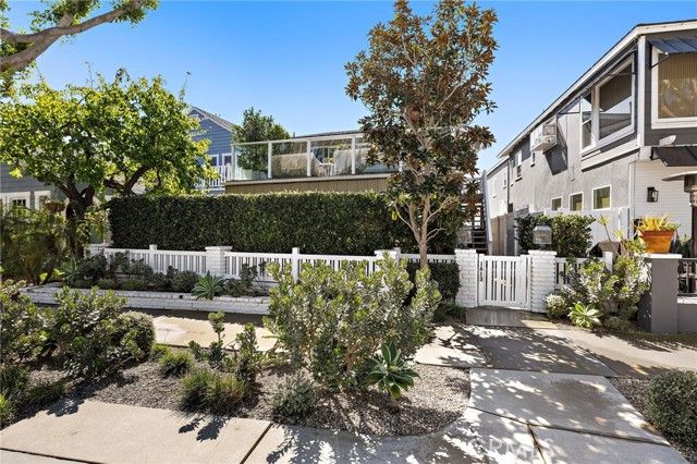1613 E Balboa, Newport Beach, CA 92661