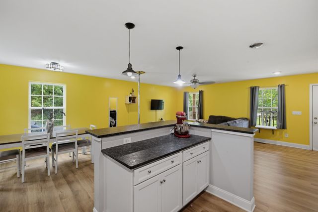 8252 Pinewood Rd, Nunnelly, TN 37137
