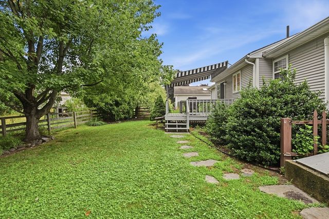 14 Florence Rd, Easthampton, MA 01027