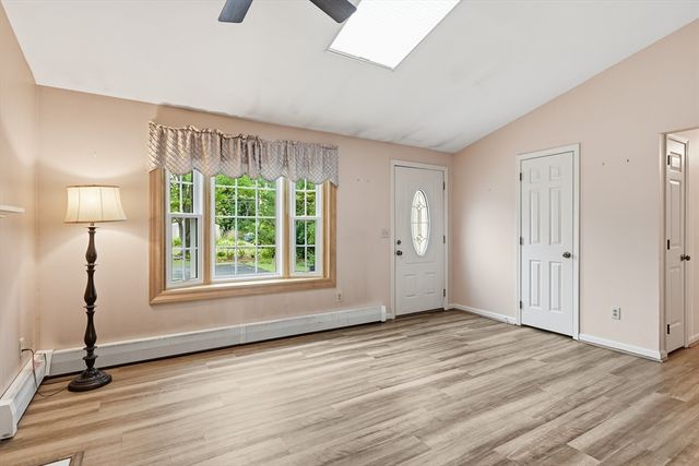14 Florence Rd, Easthampton, MA 01027