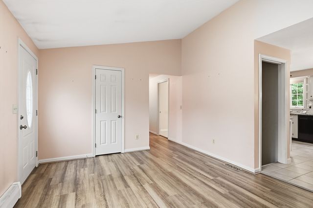 14 Florence Rd, Easthampton, MA 01027