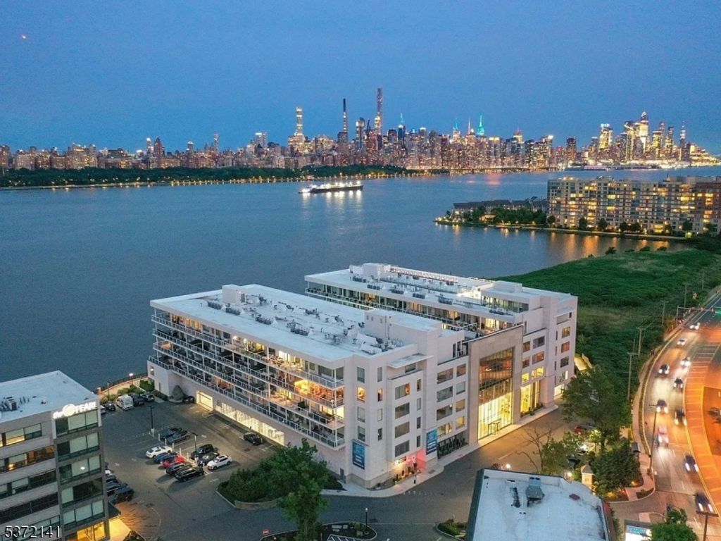 3 Somerset Lane 518, Edgewater Boro, NJ 07020
