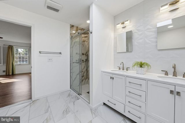 7 MONROE PL, Cranbury, NJ 08512