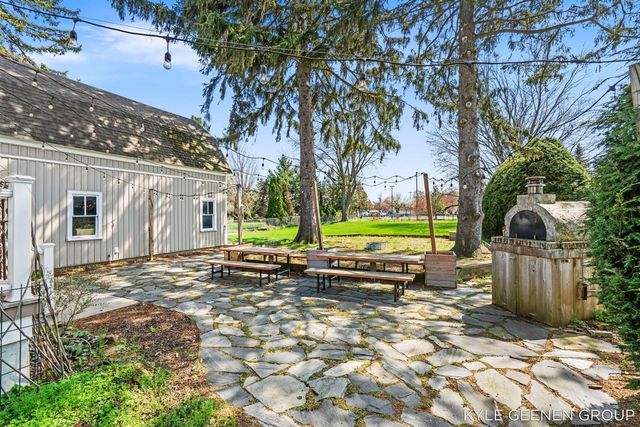 122 E Central Avenue, Zeeland, MI 49464