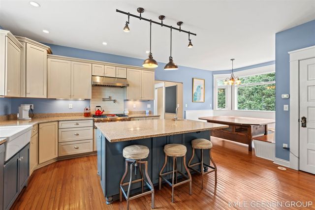 122 E Central Avenue, Zeeland, MI 49464