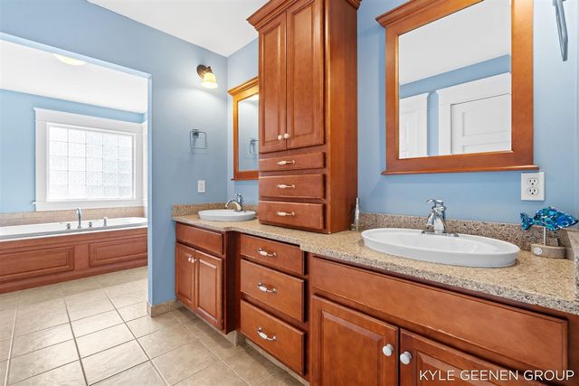 122 E Central Avenue, Zeeland, MI 49464