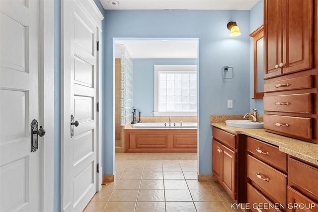 122 E Central Avenue, Zeeland, MI 49464