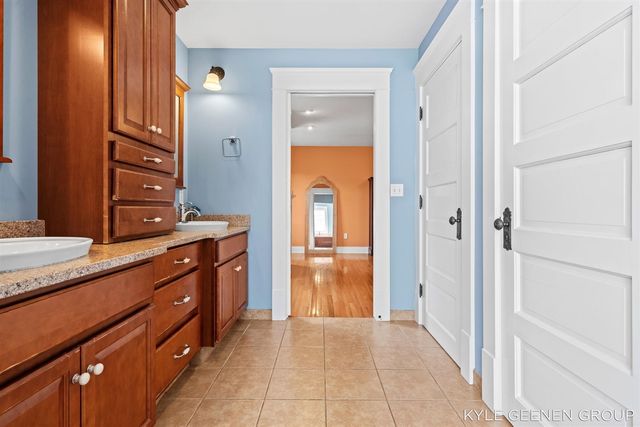 122 E Central Avenue, Zeeland, MI 49464