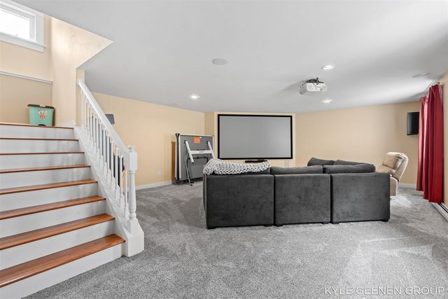 122 E Central Avenue, Zeeland, MI 49464