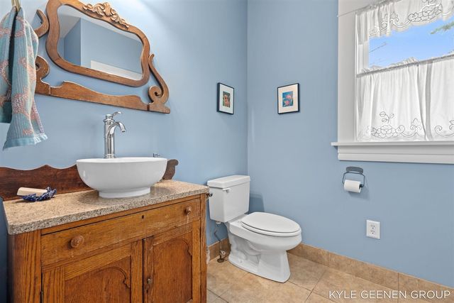 122 E Central Avenue, Zeeland, MI 49464