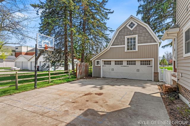 122 E Central Avenue, Zeeland, MI 49464
