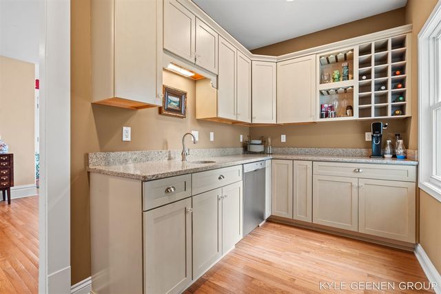 122 E Central Avenue, Zeeland, MI 49464