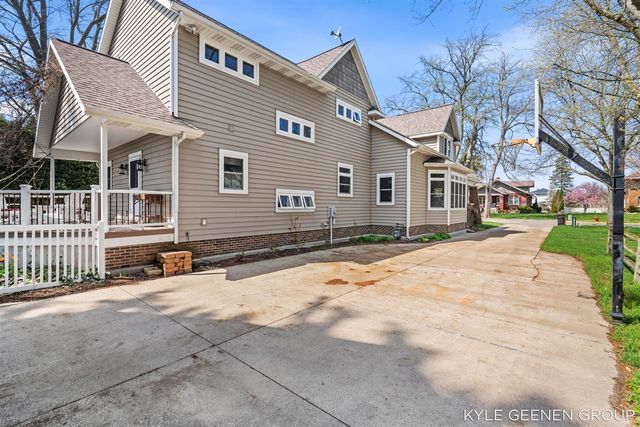 122 E Central Avenue, Zeeland, MI 49464