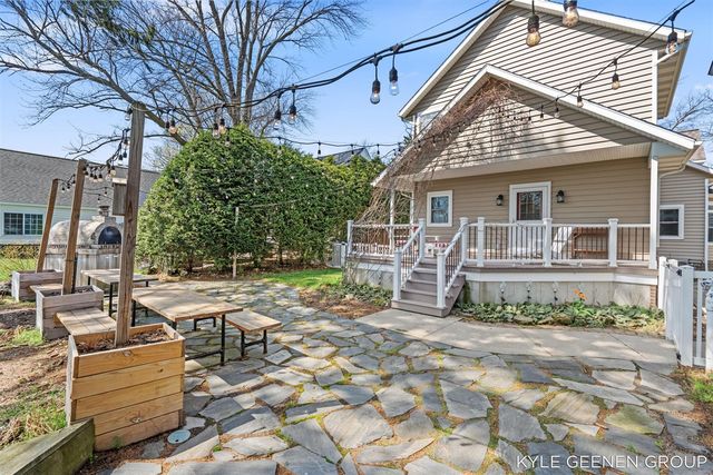 122 E Central Avenue, Zeeland, MI 49464