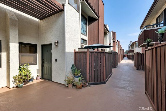 6323 Reseda Blvd 13, Tarzana, CA 91335