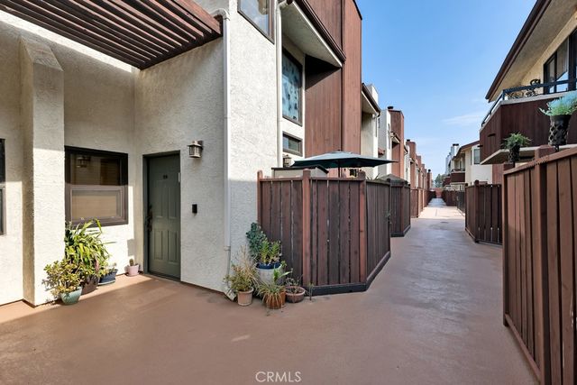 6323 Reseda Blvd 13, Tarzana, CA 91335