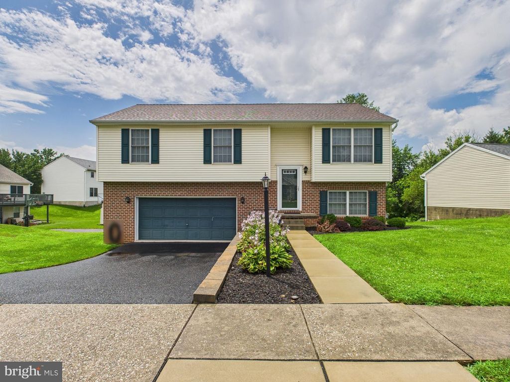 2505 WESTMINSTER DR, York, PA 17408