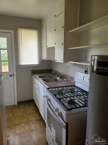 104 Ellinor Ct, Pensacola, FL 32507