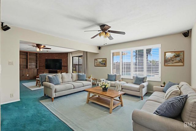 8031 Debbs Avenue, Bakersfield, CA 93308