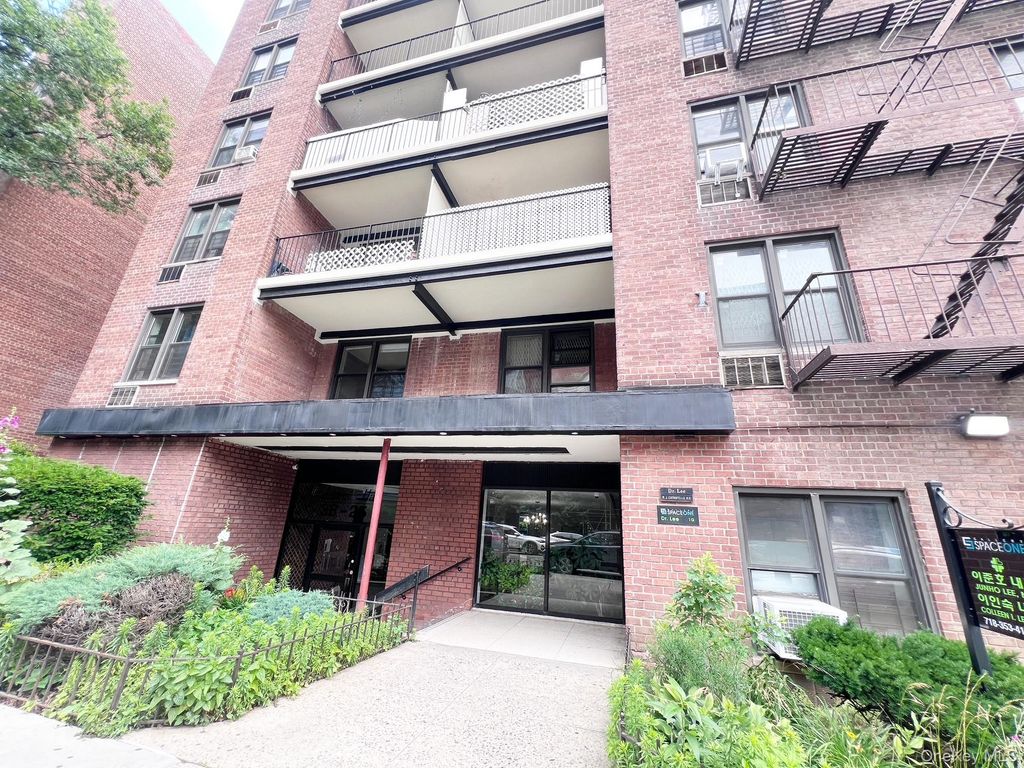 38-25 Parsons Boulevard 5A, Flushing, NY 11354