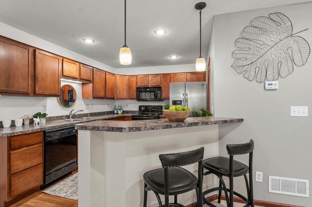 551 Stonewood Lane, Burnsville, MN 55306